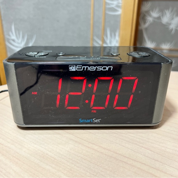 Emerson SmartSet Alarm Clock Radio with Bluetooth Speaker, USB Charging Port - Picture 2 of 16